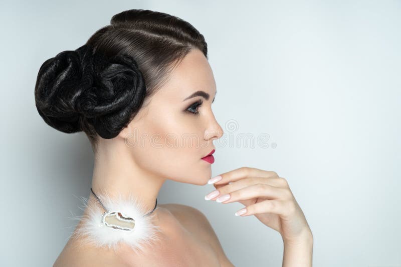 Όμορφο μανικιούρ hairstyle makeup στοκ φωτογραφίες